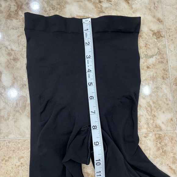 Skims Body Sculpting Leggings. Black. Size S/M - Picture 4 of 10